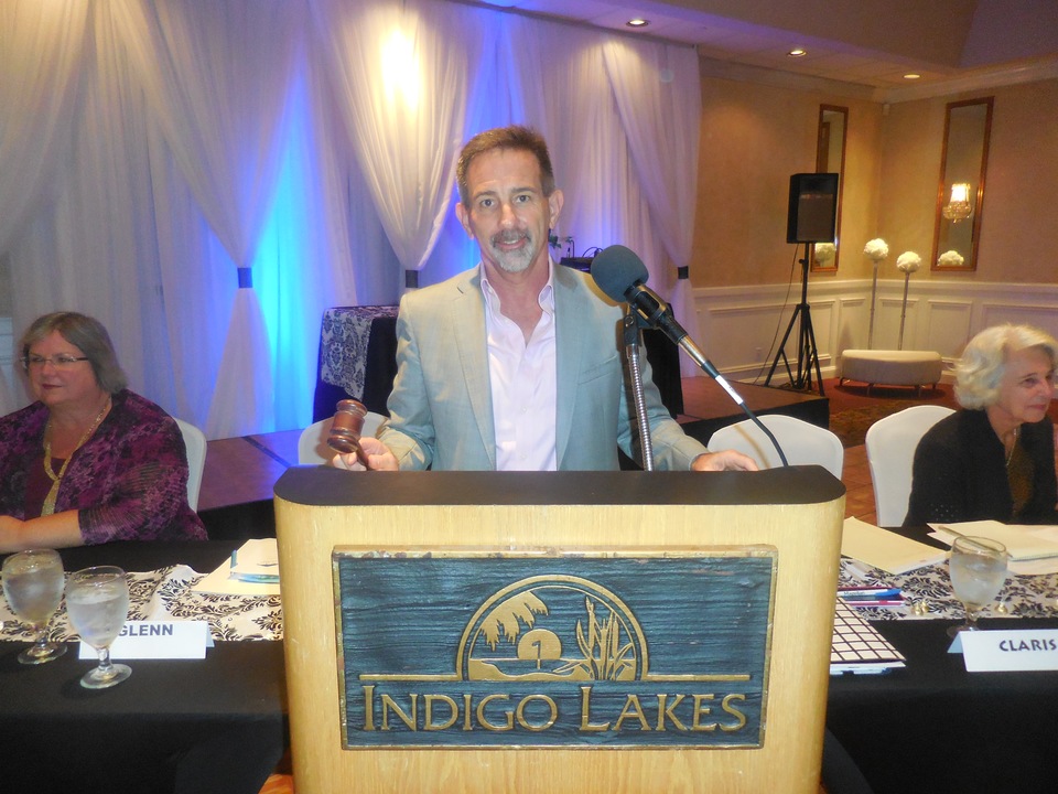 Outgoing President Glenn Yarbrough gets ready to pass the gavel.
